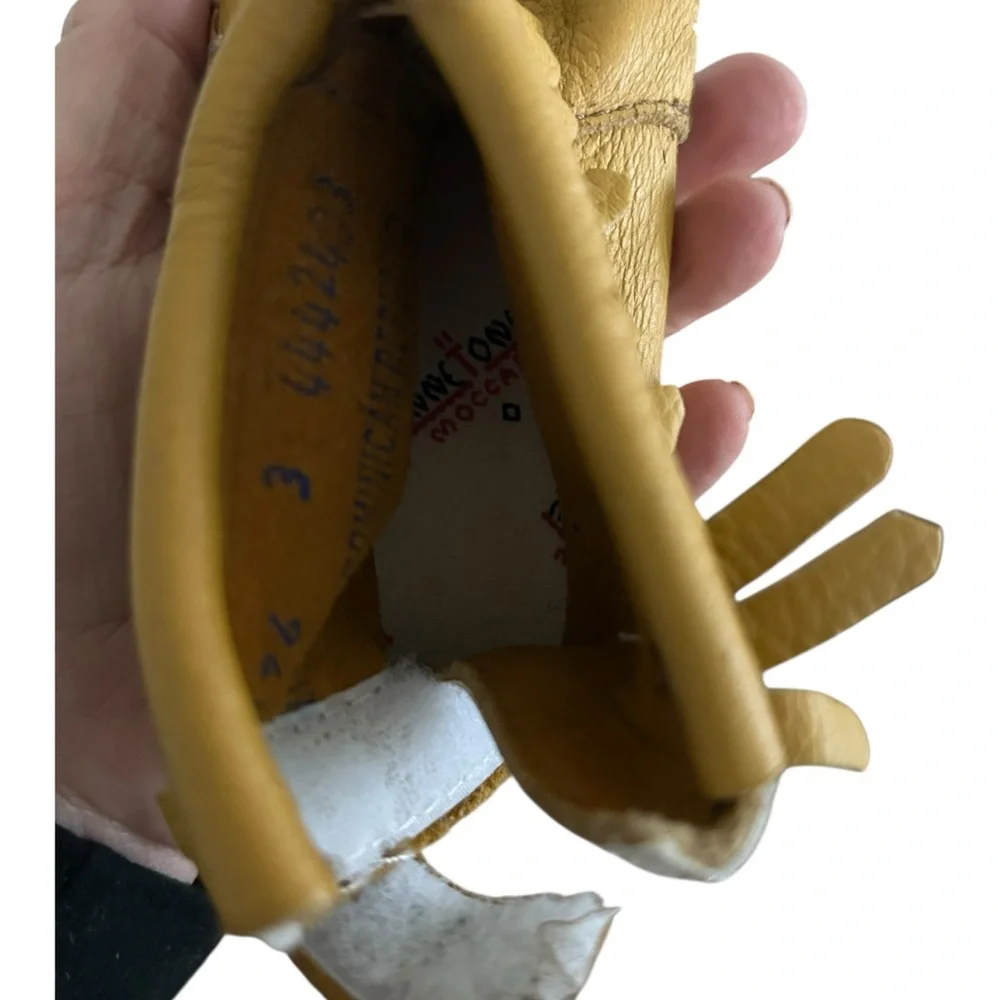 Kids minnetonka Leather Moccasins - size 3 toddler